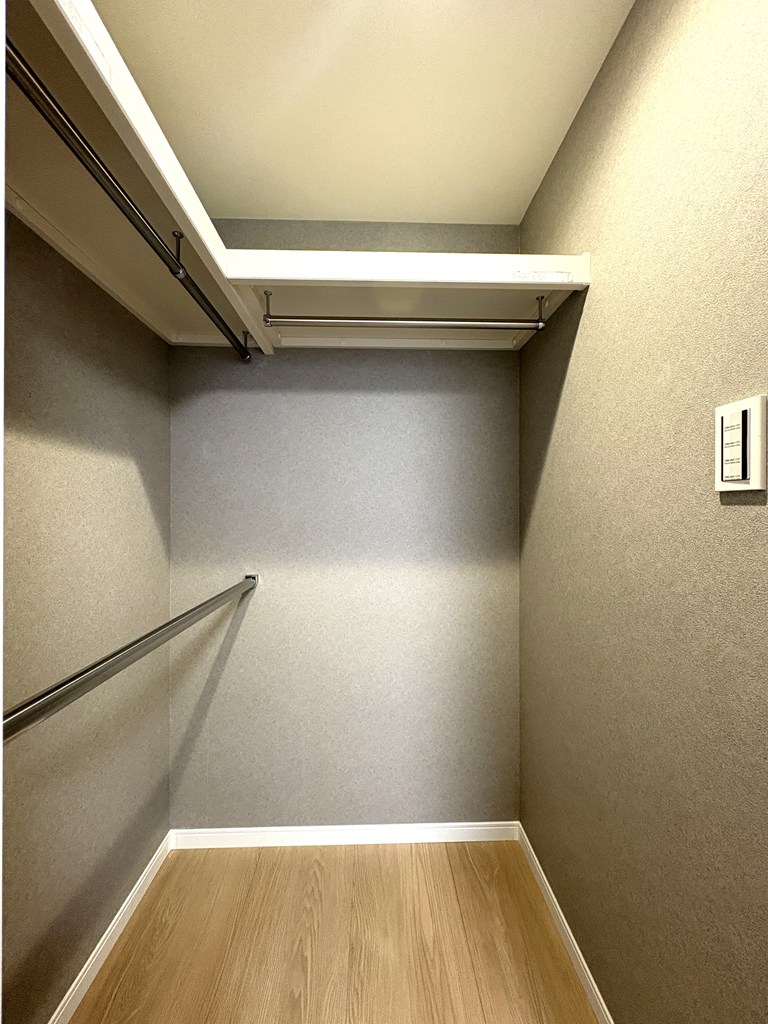 【ウォークインクローゼット】 ウォークインクローゼットの様子です。ハンガーパイプが2段なので大容量です。洋服だけでなく大型のスーツケースなども収納できます。