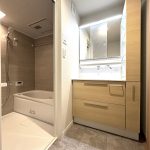 【洗面室】 洗面室の様子です。洗面化粧台も収納力があります。リネン類や洗剤のストックを置いておくのに便利です。