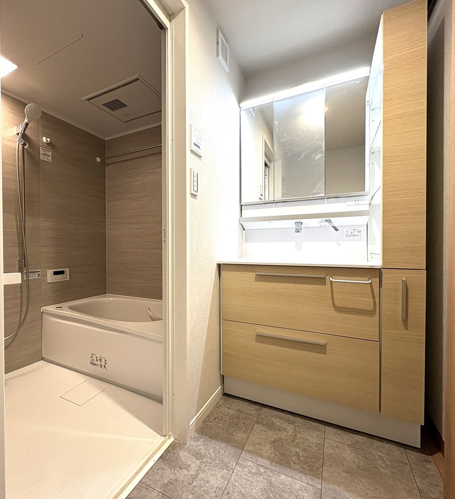 【洗面室】 洗面室の様子です。洗面化粧台も収納力があります。リネン類や洗剤のストックを置いておくのに便利です。