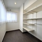 【シューズインクローク】 広いシューズインクローク。窓があるので湿気がこもるのを防いでくれます。靴だけでなく趣味のものも収納可能。自由にお使いいただけます。