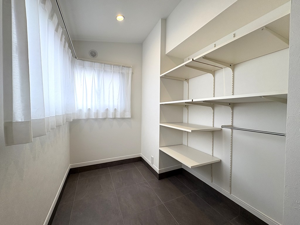 【シューズインクローク】 広いシューズインクローク。窓があるので湿気がこもるのを防いでくれます。靴だけでなく趣味のものも収納可能。自由にお使いいただけます。
