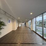 【エントランスホール】 エントランスホールの様子です。ガラス張りなので開放感と高級感が漂います。