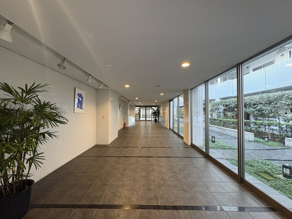 【エントランスホール】 エントランスホールの様子です。ガラス張りなので開放感と高級感が漂います。