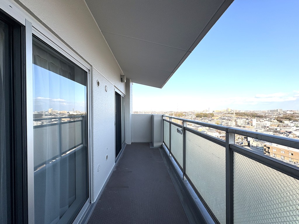 【バルコニー】 南東向きのバルコニー。15階建ての最上階なので開放感があります。