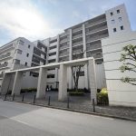 【外観】 エントランスにはオートロックシステム、宅配ボックス完備。セキュリティ面も安心です。