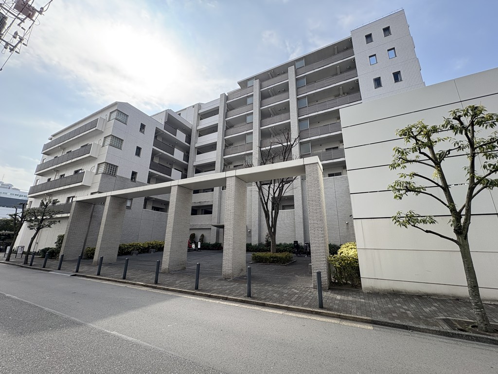 【外観】 エントランスにはオートロックシステム、宅配ボックス完備。セキュリティ面も安心です。