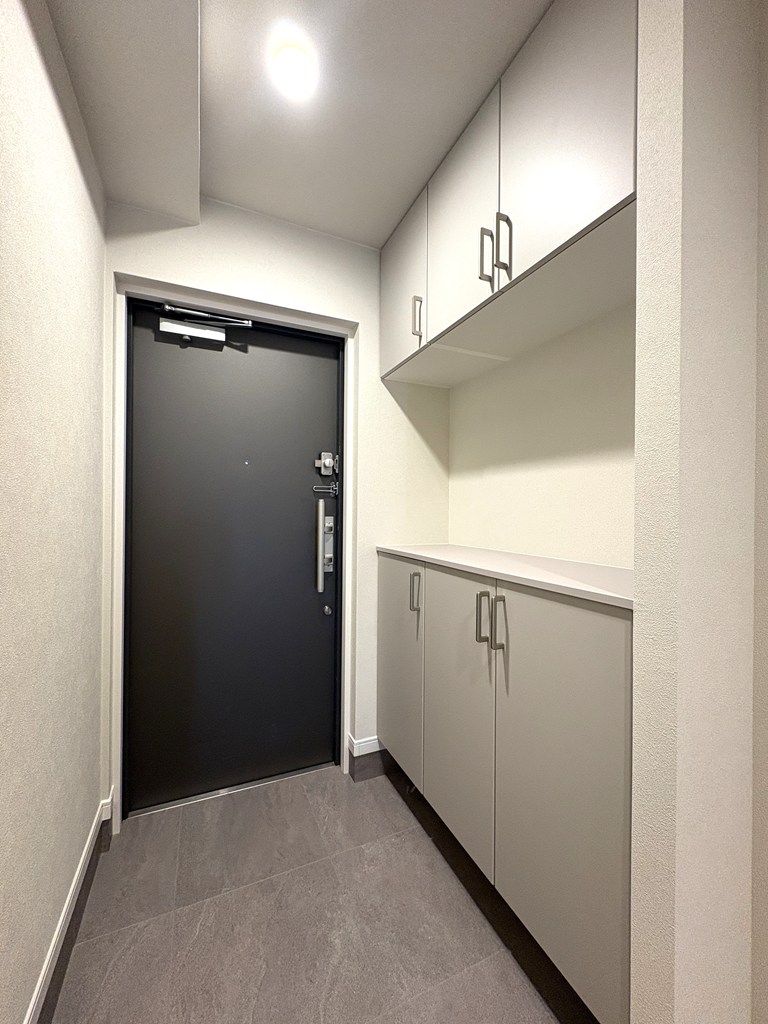 【玄関】 玄関の様子です。シューズボックスはセパレートタイプなので、中央の空間にお気に入りの写真や好きな雑貨を飾ることもできます。