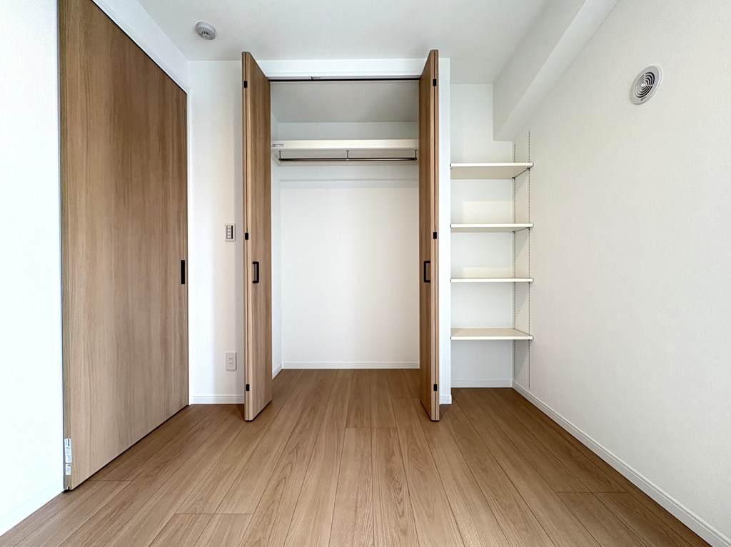 【クローゼット】 クローゼットの様子です。大容量なので家具を置かなくてもたくさんの洋服を収納していただけます。