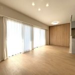 【リビング】 LDKは16.4帖の広さがあります。日当たりも風通しも良好。快適にお過ごしいただけます。壁面には大型収納を造作しています。