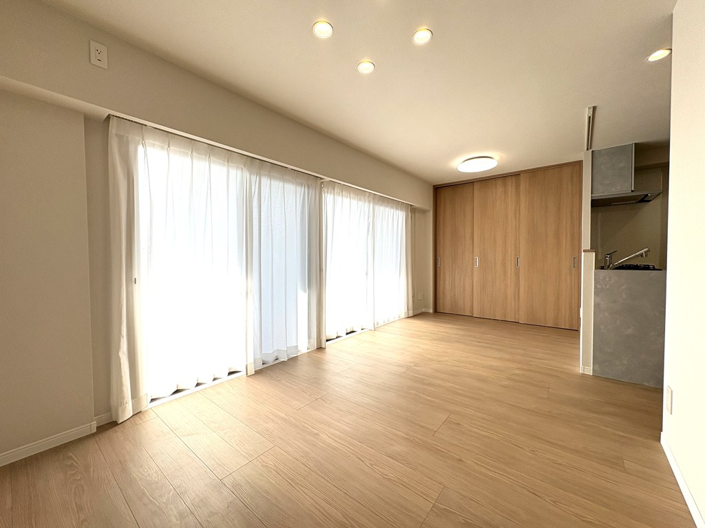 【リビング】 LDKは16.4帖の広さがあります。日当たりも風通しも良好。快適にお過ごしいただけます。壁面には大型収納を造作しています。