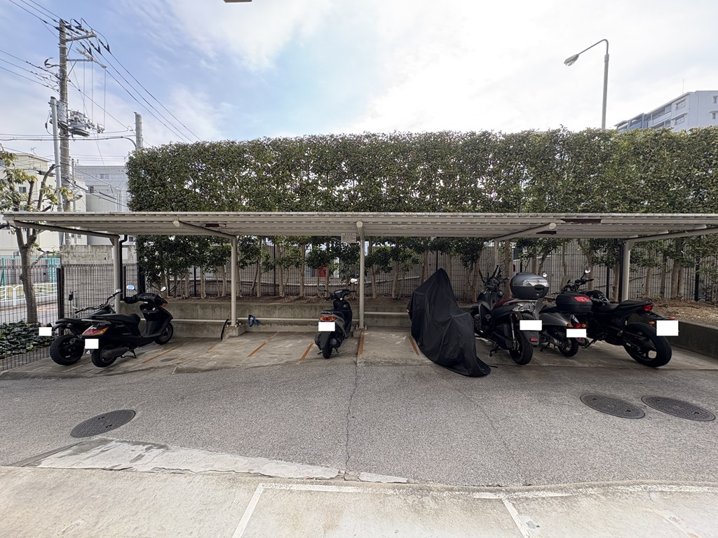 【バイク置き場】 バイク置き場は月額 2000円。空き状況は随時ご確認ください。