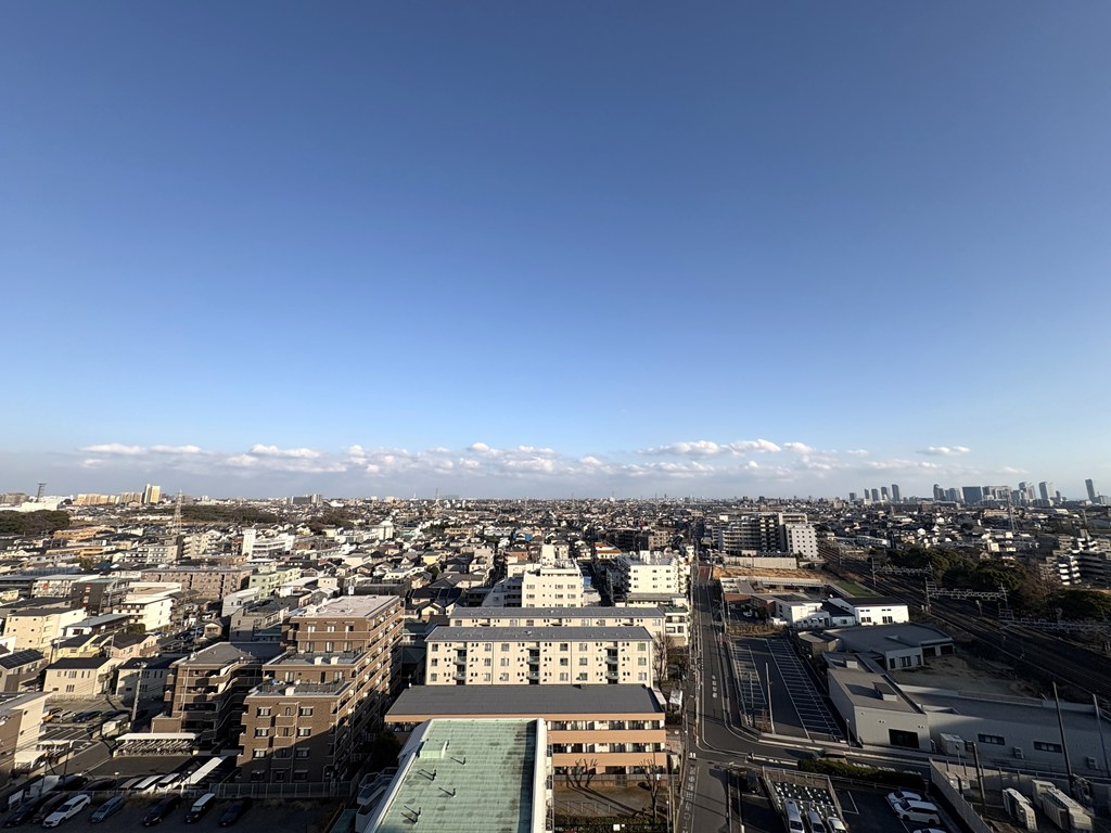 【眺望】 バルコニーからの眺望。目の前に大きな青空が広がります。