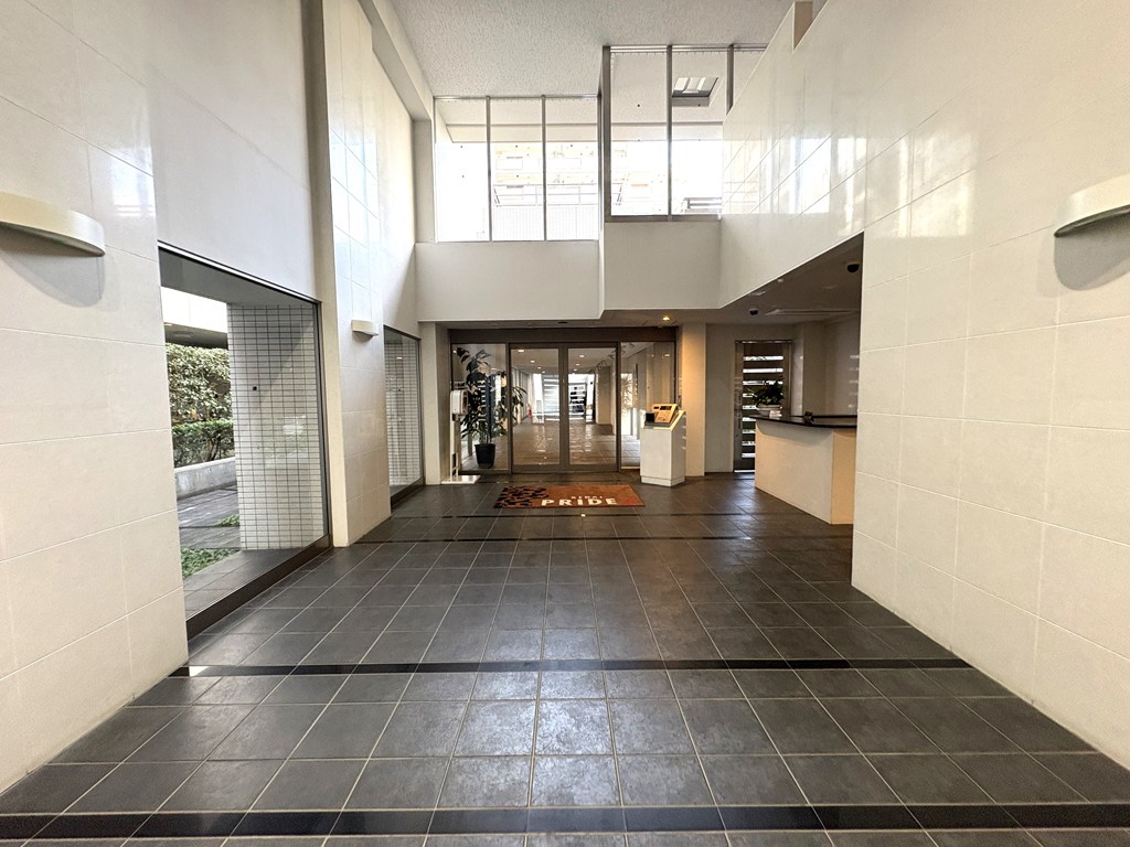 【エントランス】 広くて明るいエントランス。オートロックシステム、宅配ボックス完備です。