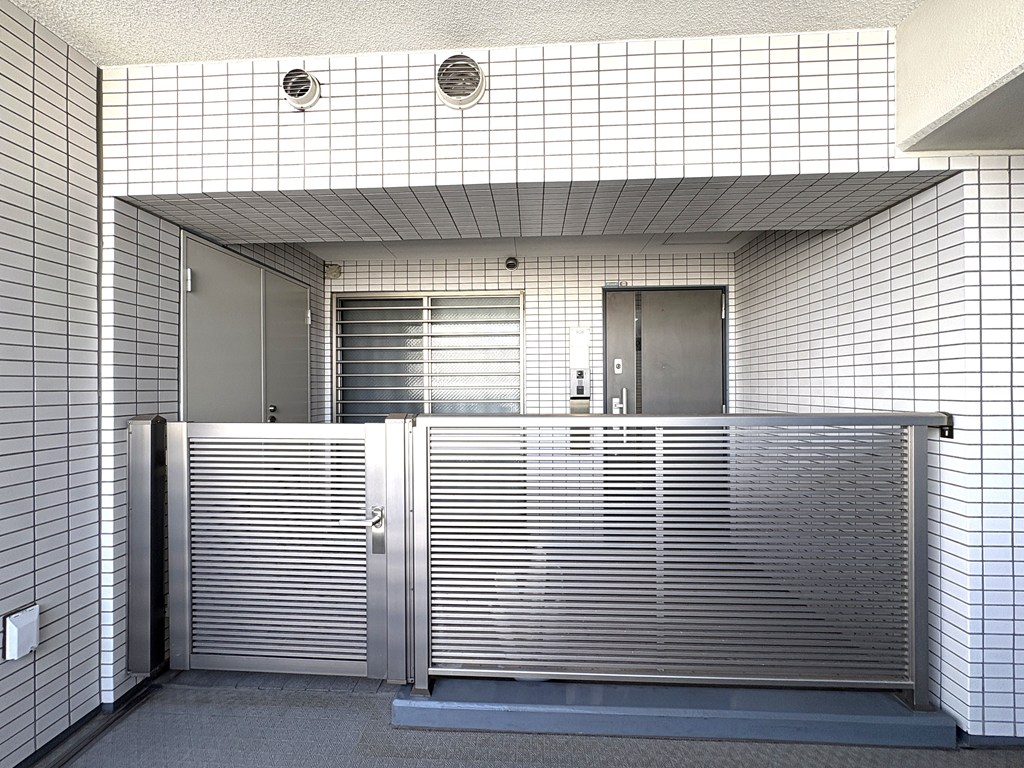 【専用玄関ポーチ】 戸建てのような専用の玄関ポーチがついています。