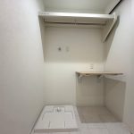 【洗面室・脱衣室分離型】 引き戸で分離できる間取り。脱衣スペース・ランドリーコーナーの様子です。カウンターとハンガーパイプを造作。使い勝手の良さがポイントになっています。