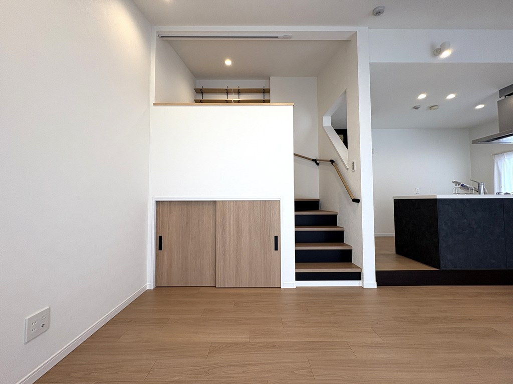 【リビング・ロフトスペース】 リビングにロフトスペースを造作。上部はカウンターと本棚付きのワークスペースとしてお使いいただけます。下部は大容量の収納になっています。戸建てのようなデザインです。