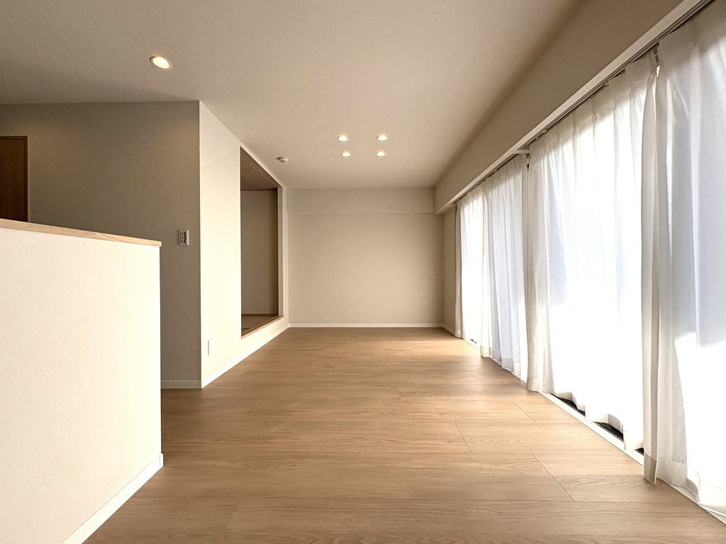 【リビング】 LDKは16.4帖の広さがあります。日当たりも風通しも良好。快適にお過ごしいただけます。