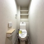 【トイレ】 清潔感のあるトイレはウォシュレット一体型になっています。