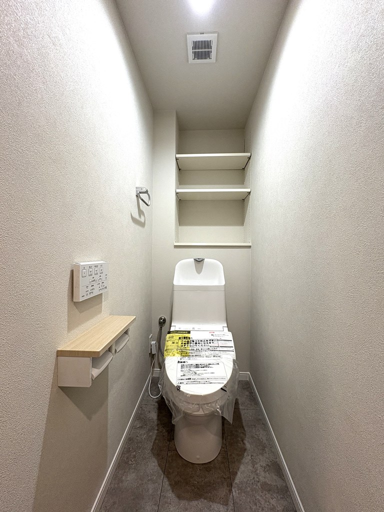 【トイレ】 清潔感のあるトイレはウォシュレット一体型になっています。