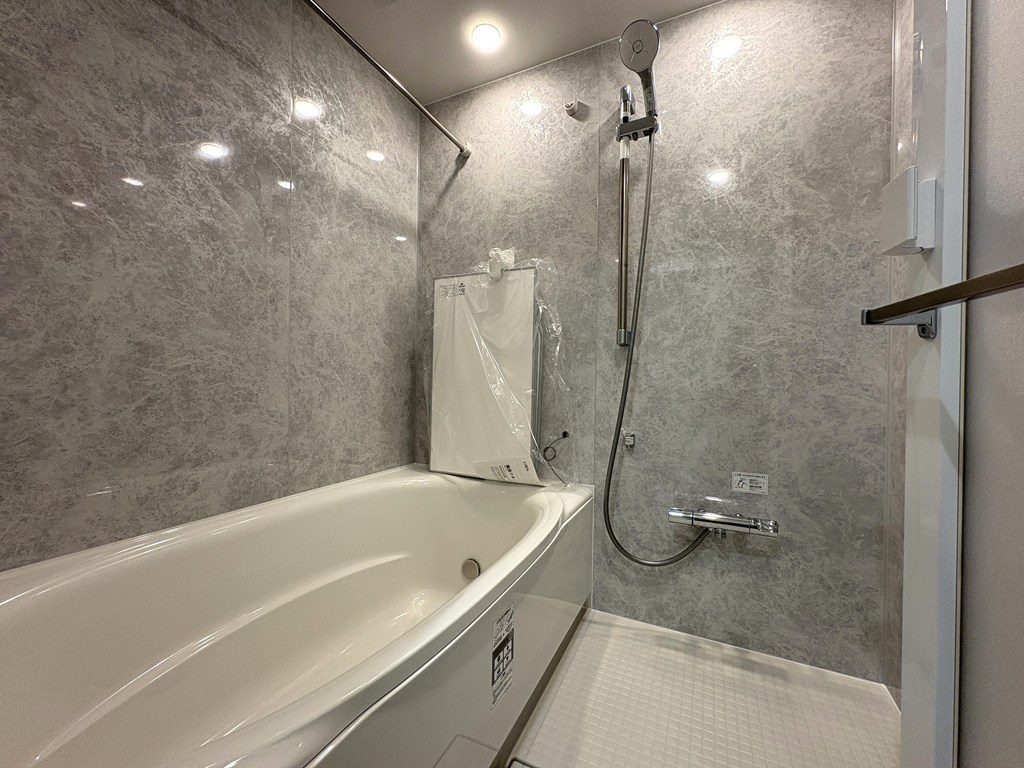 【浴室】 寛げる浴室は浴室換気乾燥機能付き。快適なバスタイムをお過ごしいただけます。