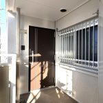 【外玄関】 外玄関の様子です。最上階の角部屋なので独立性が高い印象。現在、大規模修繕工事中になります。