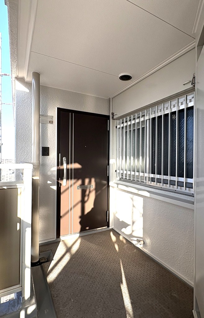 【外玄関】 外玄関の様子です。最上階の角部屋なので独立性が高い印象。現在、大規模修繕工事中になります。