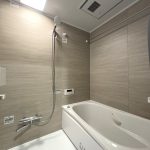 【浴室】寛げる浴室は、追い炊き機能、浴室換気乾燥機能付きで快適なバスタイムをお過ごしいただけます。