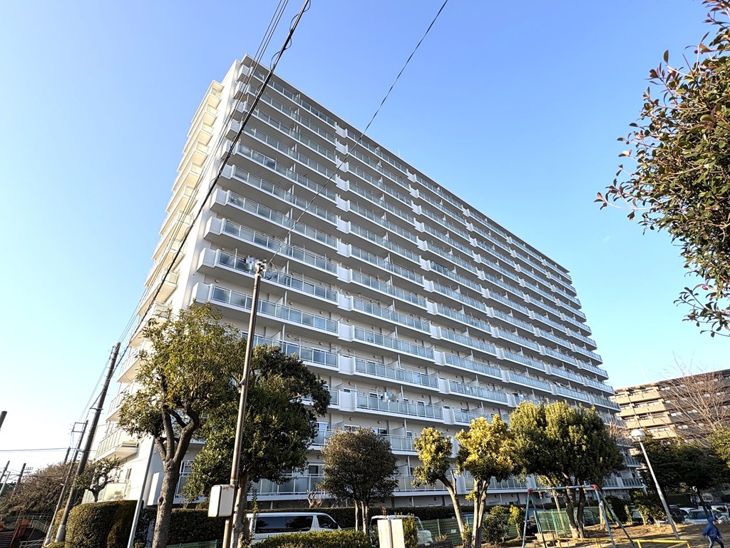 【外観】 1986築、15階建ての最上階のお部屋になります。