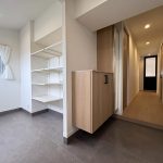 【玄関】 広くて明るい玄関の様子。玄関横にはシューズインクロークをプランニングしています。