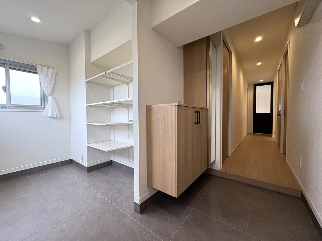 【玄関】 広くて明るい玄関の様子。玄関横にはシューズインクロークをプランニングしています。