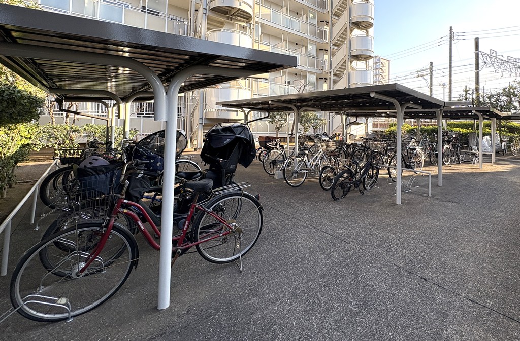 【駐輪場】 駐輪場は、2台目までは無償。3台目以降は半年毎になります。半年額 1000円。空き状況は随時ご確認ください。