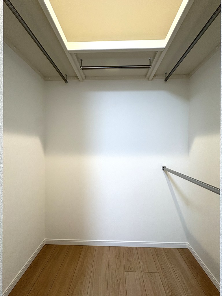 【ウォークインクローゼット】 ウォークインクローゼットの様子です。2段のハンガーパイプ仕様なので大容量。大きなスーツケースも収納できます。