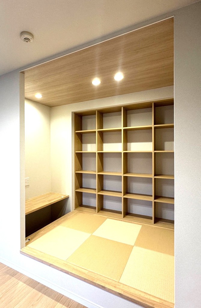 【和室(ヌック仕様)】 カウンターが造作されたヌックスペース。畳を敷いているので、より落ち着いた空間になっています。読書スペースやワークスペース等、自由にお使いいただけます。