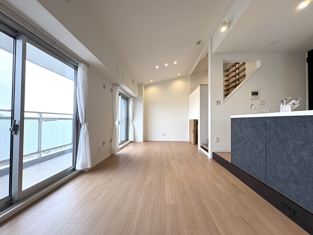 【リビング】 リビングダイニングキッチンは15.6帖の広さがあります。