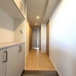 【玄関ホール】 玄関からリビングへつながる玄関ホールの様子です。大型のシューズボックス付きなので、ご家族みなさんの靴を収納できます。