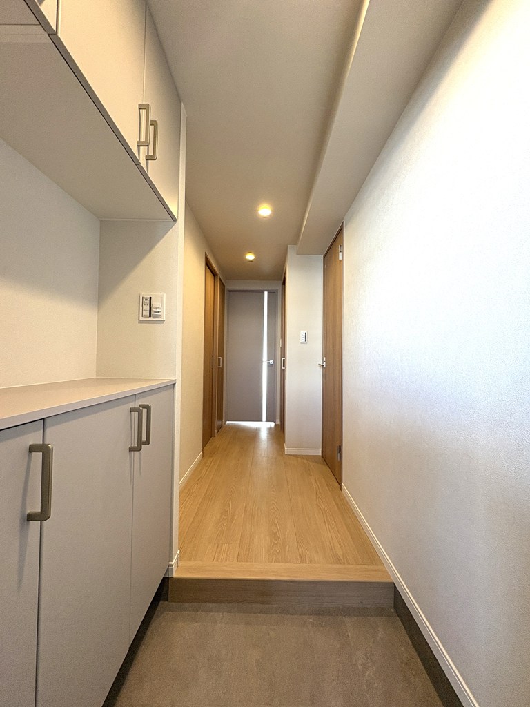 【玄関ホール】 玄関からリビングへつながる玄関ホールの様子です。大型のシューズボックス付きなので、ご家族みなさんの靴を収納できます。