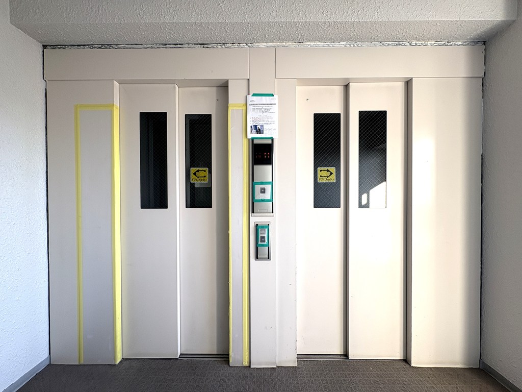 【エレベーター2基】 エレベーターは2基あります。スキップフロアのマンションなので、15階は非停止階になります(停止階は、1階・5階・8階・11階・14階)。