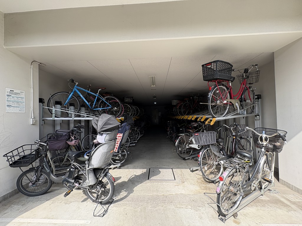 【駐輪場】 駐輪場の様子です。駐輪場は月額 200円~300円。空き状況は随時ご確認ください。