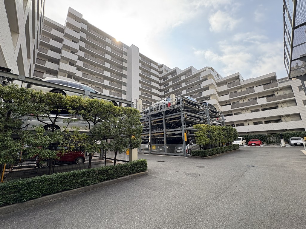 【駐車場】 駐車場は月額 3000円~15000円。空き状況は随時ご確認ください。