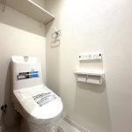 【トイレ】 清潔感のあるトイレはウォシュレット一体型になっています。