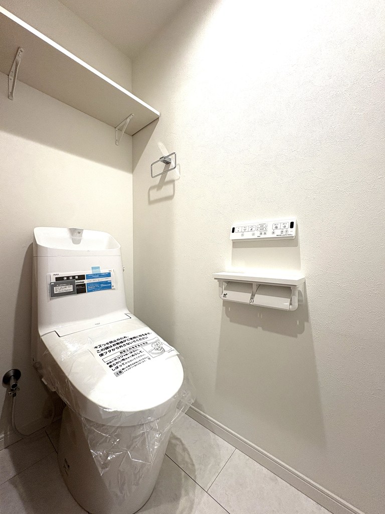【トイレ】 清潔感のあるトイレはウォシュレット一体型になっています。