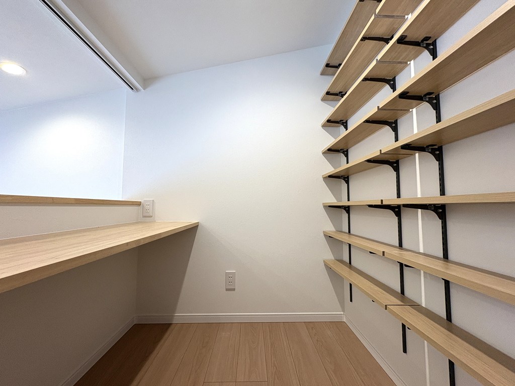 【リビング・ロフトスペース】 ロフトスペースの様子です。カウンターと本棚府が付いているのでワークスペースやホビールームとしてお使いいただけます。
