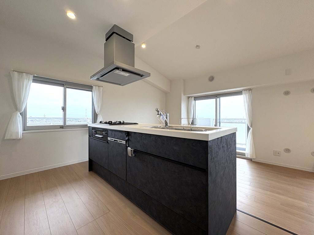 【キッチン】 アイランド型のシステムキッチン。3口コンロ・食洗機完備なので家事がはかどります。