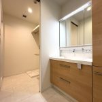 【洗面室・脱衣室分離型】 引き戸で分離できる間取り。洗面スペースの様子です。収納付の洗面化粧台完備。リネン類や洗剤のストック等も収納に便利です。