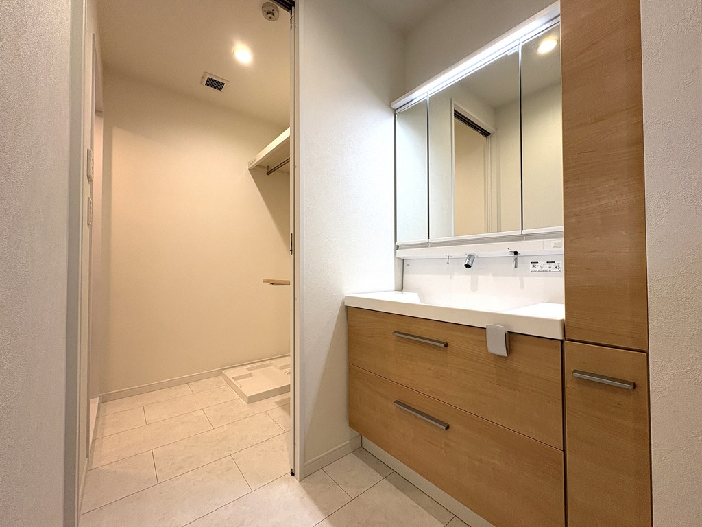 【洗面室・脱衣室分離型】 引き戸で分離できる間取り。洗面スペースの様子です。収納付の洗面化粧台完備。リネン類や洗剤のストック等も収納に便利です。