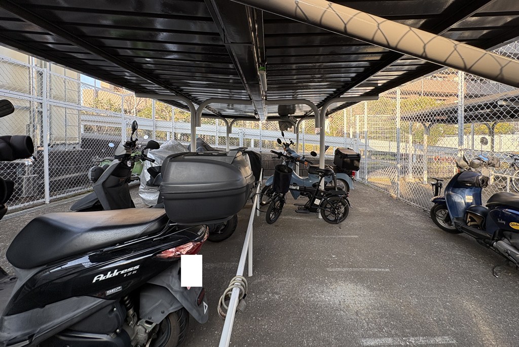 【バイク置き場】 バイク置き場は半年毎になります。半年額 2000円~6000円。空き状況は随時ご確認ください。