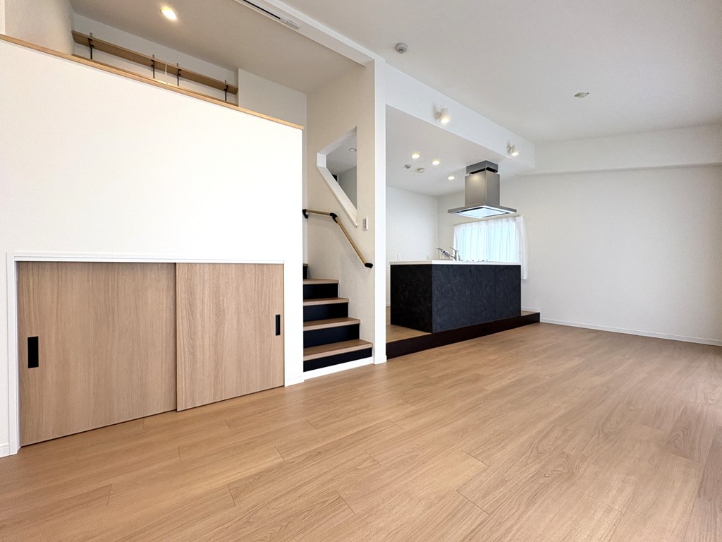 エクセル津田沼は、2路線3駅利用可能。最上階の角部屋のご案内です。2面バルコニー付きなので風通しも良好。安心のオートロックシステム完備。お買い物施設、暮らしやすい環境です。お気軽にお問い合せください。