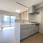 【キッチン】 対面式のシステムキッチン。食洗機、浄水器一体型混合水栓完備。お料理の準備も後片付けもはかどります。