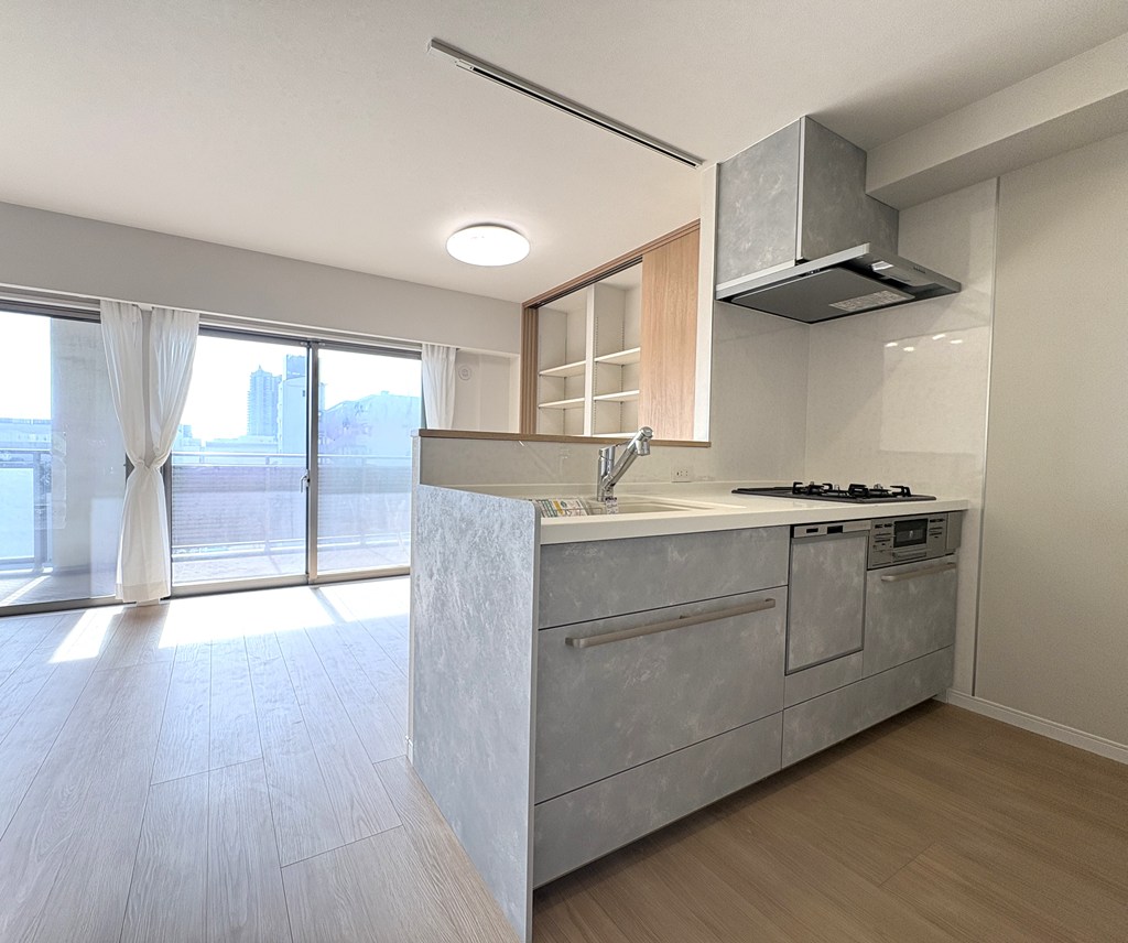 【キッチン】 対面式のシステムキッチン。食洗機、浄水器一体型混合水栓完備。お料理の準備も後片付けもはかどります。