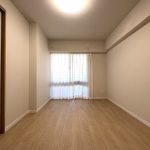 【洋室】 洋室の様子。全てのお部屋に収納完備。家具を置かなくてもたくさんの洋服を収納していただけます。